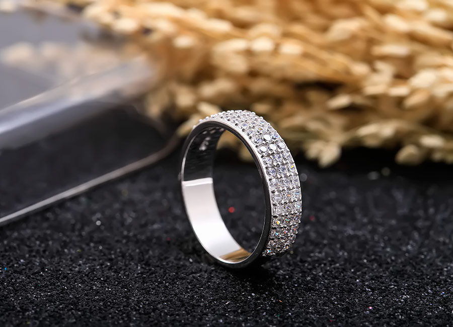 Từng hạt đ&aacute; CZ đ&atilde; ho&agrave;n th&agrave;nh xuất sắc nhiệm vụ tỏa s&aacute;ng.