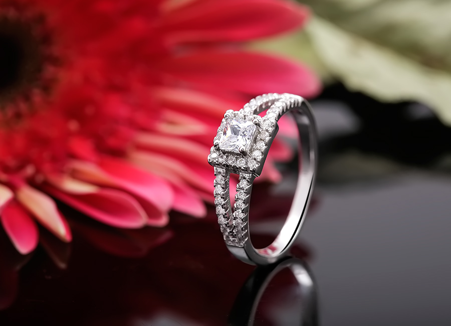 C&ugrave;ng ngắm nhẫn bạc Real Love ở g&oacute;c nghi&ecirc;ng.