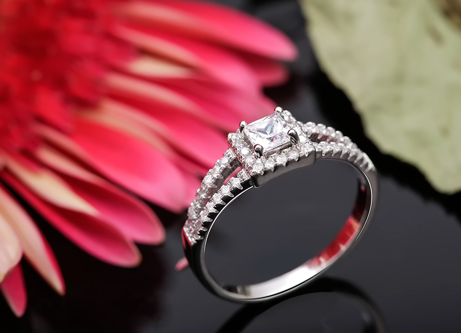 Những nghệ nh&acirc;n chế t&aacute;c của Eropi đ&atilde; nạm từng vi&ecirc;n đ&aacute; CZ một c&aacute;ch c&ocirc;ng phu.