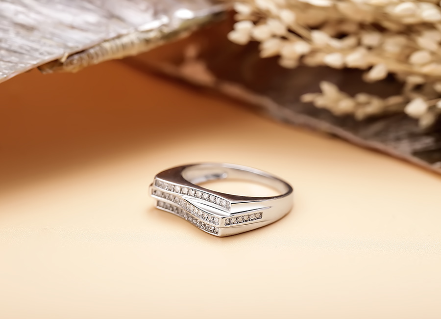 Từng hạt đ&aacute; CZ đều tỏa s&aacute;ng lộng lẫy.