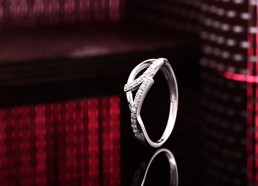 Chiếc nhẫn mảnh mang vẻ đẹp ngọt ngào.