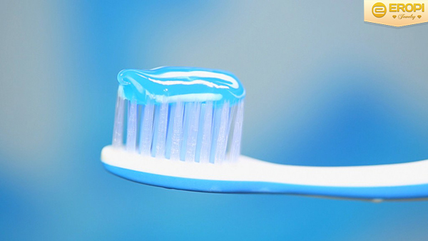 kem đánh răng gần gũi và quen thuộc với mọi người, ngoài công dụng chống sâu răng, sạch miệng ra còn làm sáng bạc