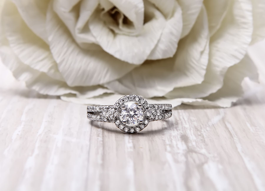 Chiếc nhẫn bạc tinh xảo cho đôi tay bạn thêm phong cách.