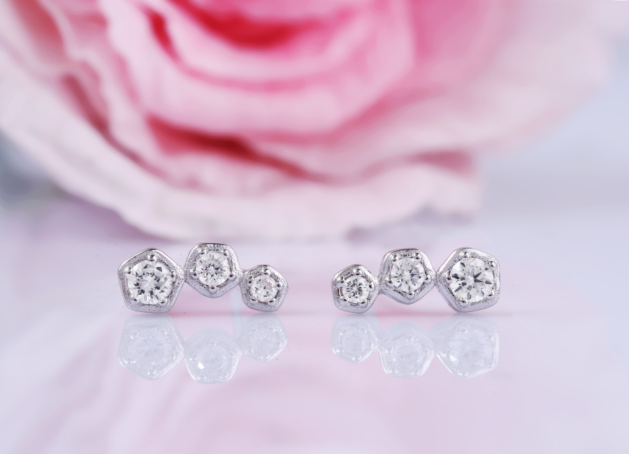 Tạo h&igrave;nh dải bạc nạm 3 vi&ecirc;n đ&aacute; Cubic Zirconia.