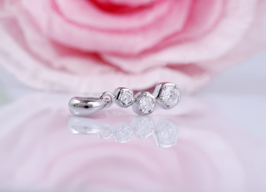 Mặt d&acirc;y chuyền bạc đơn giản nhưng h&uacute;t mắt.