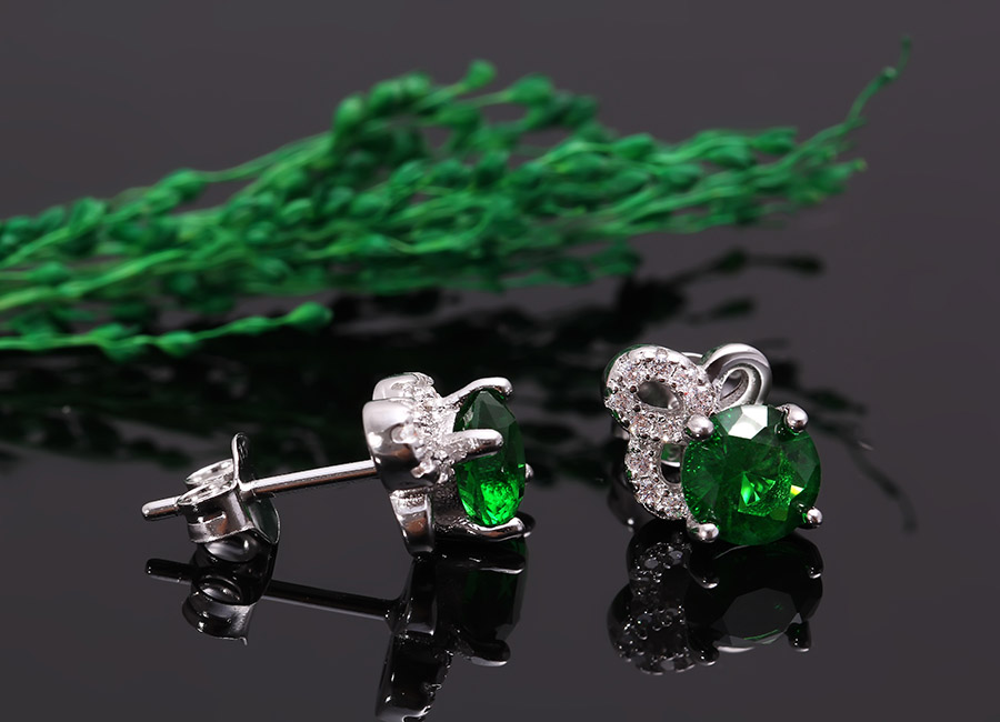 Đ&ocirc;i b&ocirc;ng tai bạc bề mặt tạo h&igrave;nh điệu đ&agrave;, thuộc d&ograve;ng khuy&ecirc;n nụ dễ đeo.