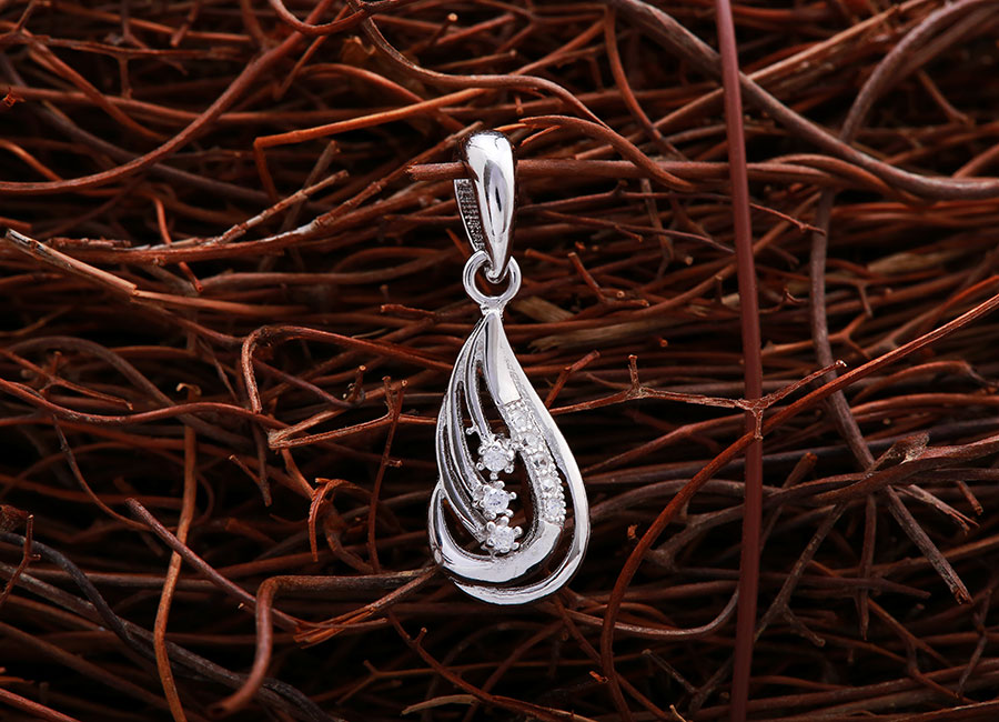 Mặt d&acirc;y chuyền bạc với những đường n&eacute;t tạo h&igrave;nh quyến rũ.