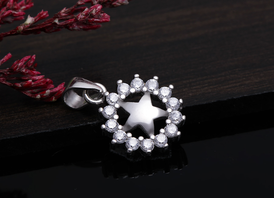 Mặt d&acirc;y chuyền bạc với tạo h&igrave;nh ấn tượng.