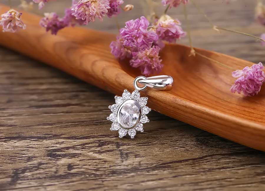 Mặt d&acirc;y chuyền bạc lấp l&aacute;nh sắc quyến rũ.