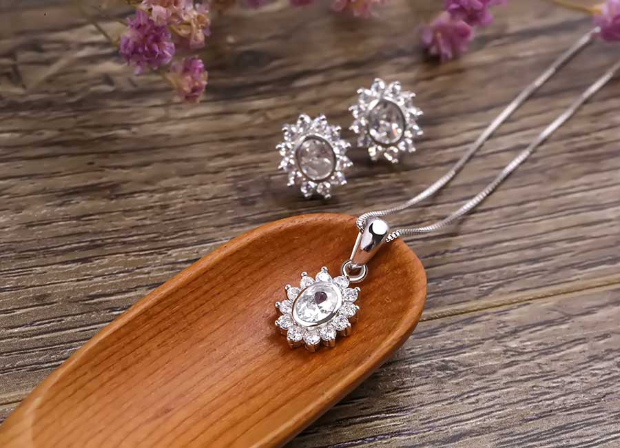 Mặt d&acirc;y chuyền kết hợp với d&acirc;y đeo mảnh mang lại độ ho&agrave;n hảo tối đa.