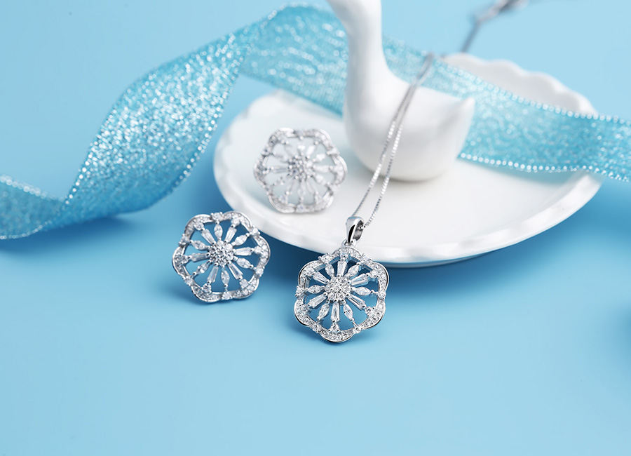 Mẫu trang sức sử dụng đa dạng kiểu đ&aacute; CZ h&igrave;nh d&aacute;ng kh&aacute;c nhau.