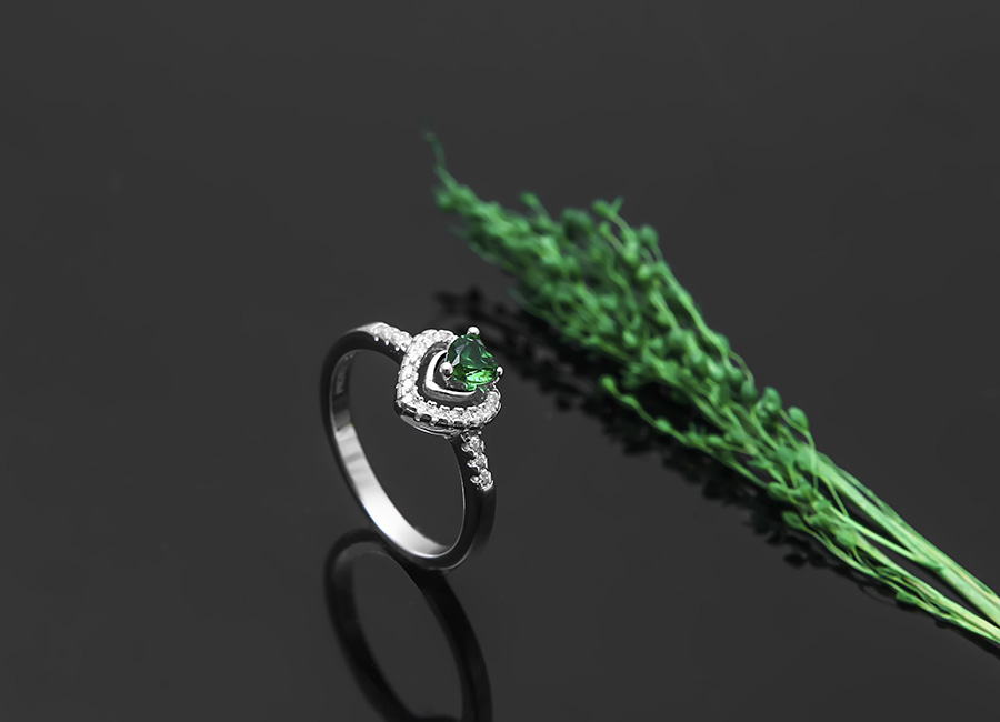 Mẫu nhẫn bạc sinh ra l&agrave; để l&agrave;m đẹp cho đ&ocirc;i tay ph&aacute;i nữ.