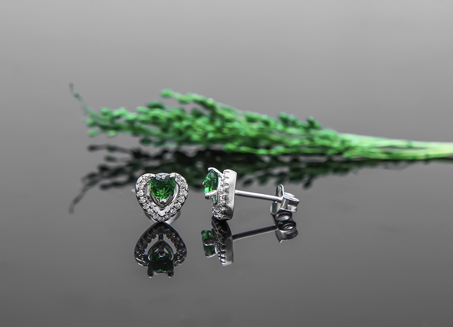 Vẻ đẹp đầy cuốn h&uacute;t, m&ecirc; hoặc tr&ecirc;n mẫu b&ocirc;ng tai.