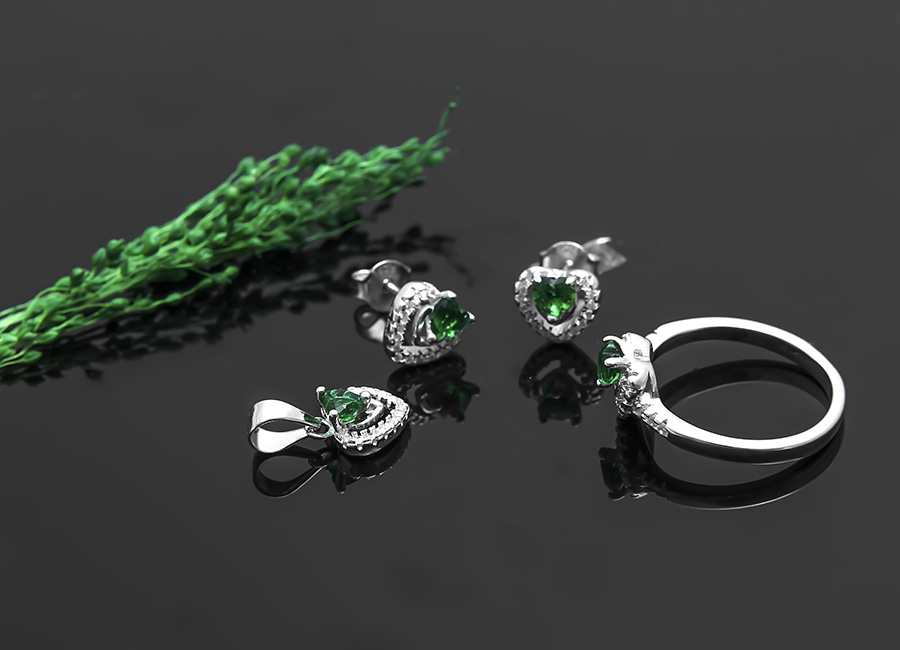 Tr&aacute;i tim ấm &aacute;m chứa đựng đầy t&igrave;nh y&ecirc;u thương l&agrave; th&ocirc;ng điệp ch&iacute;nh của bộ trang sức.