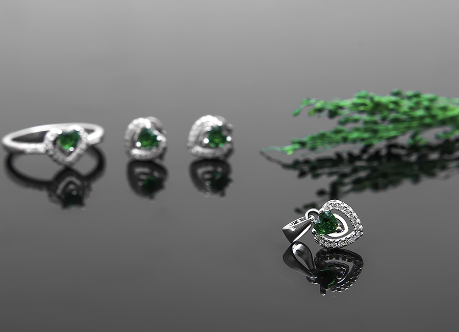 Phụ nữ sinh ra l&agrave; để được l&agrave;m đẹp v&agrave; bộ trang sức bạc In My Heart gi&uacute;p bạn thực hiện điều đ&oacute;.