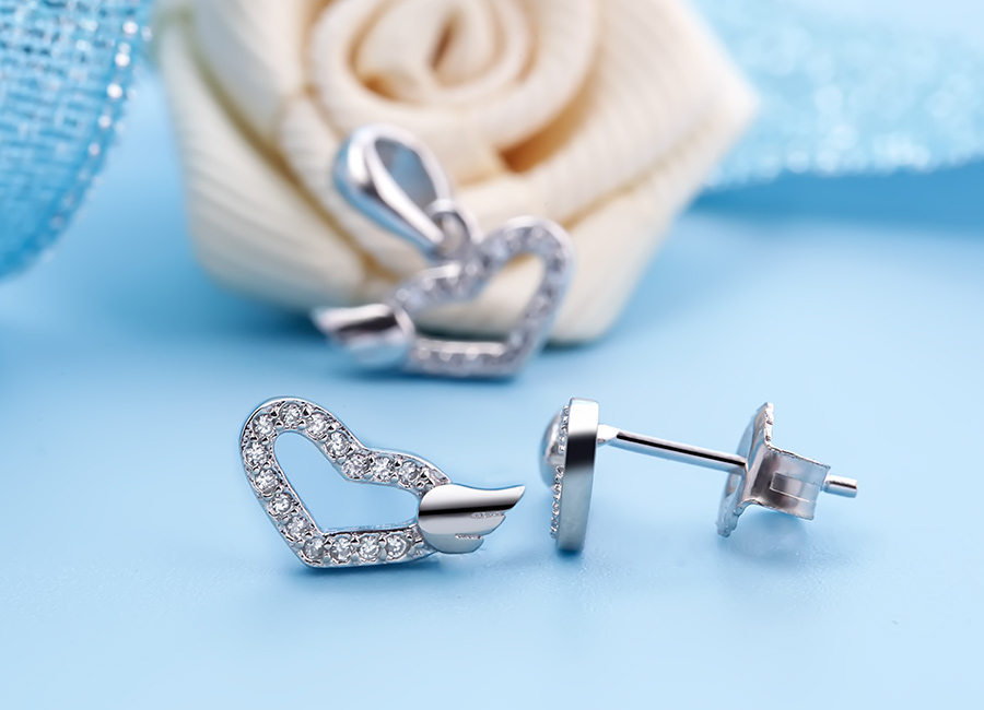 Đ&ocirc;i b&ocirc;ng tai mang tạo h&igrave;nh hấp dẫn, &yacute; nghĩa ngọt ng&agrave;o.