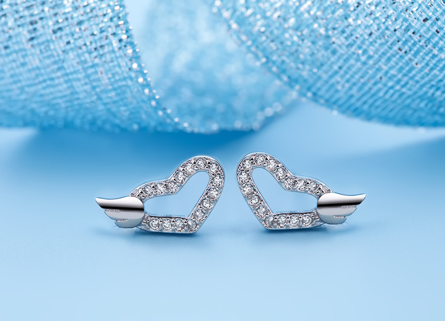 Tr&aacute;i tim trong s&aacute;ng chứa đựng t&acirc;m tư thầm k&iacute;n của c&ocirc; g&aacute;i.