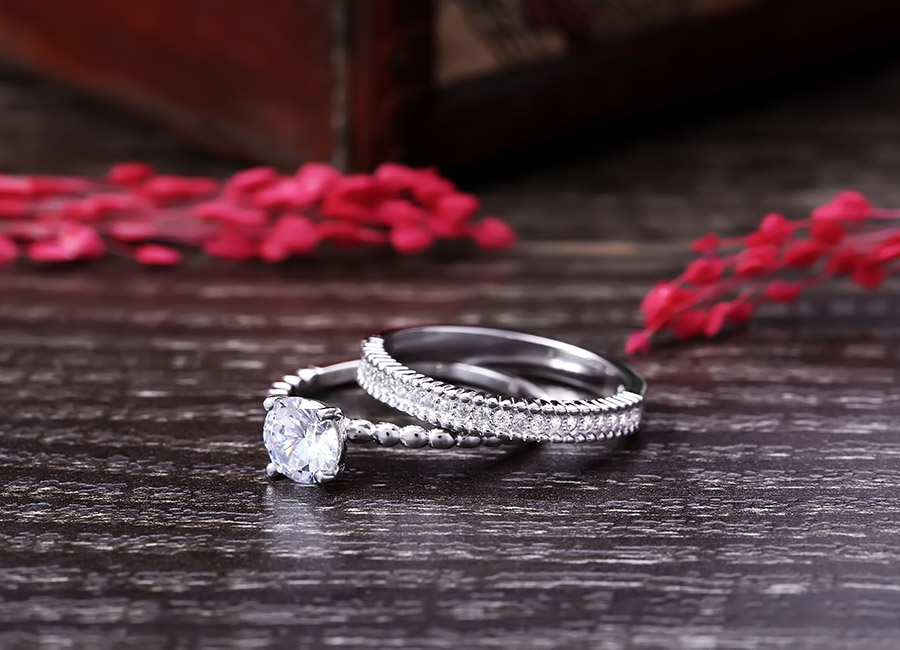 Mẫu nhẫn bạc kiểu d&aacute;ng k&eacute;p thời trang l&agrave;m say l&ograve;ng bạn nữ phong c&aacute;ch.