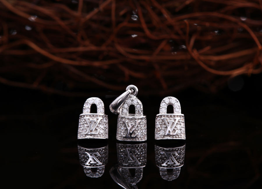 Bộ trang sức bạc LV Lock 1 Bộ trang sức hình ổ khóa đầy cá tính.
