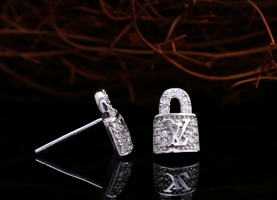 Bộ trang sức bạc LV Lock 3 Khuyên nụ xinh xắn đảm bảo dễ đeo.