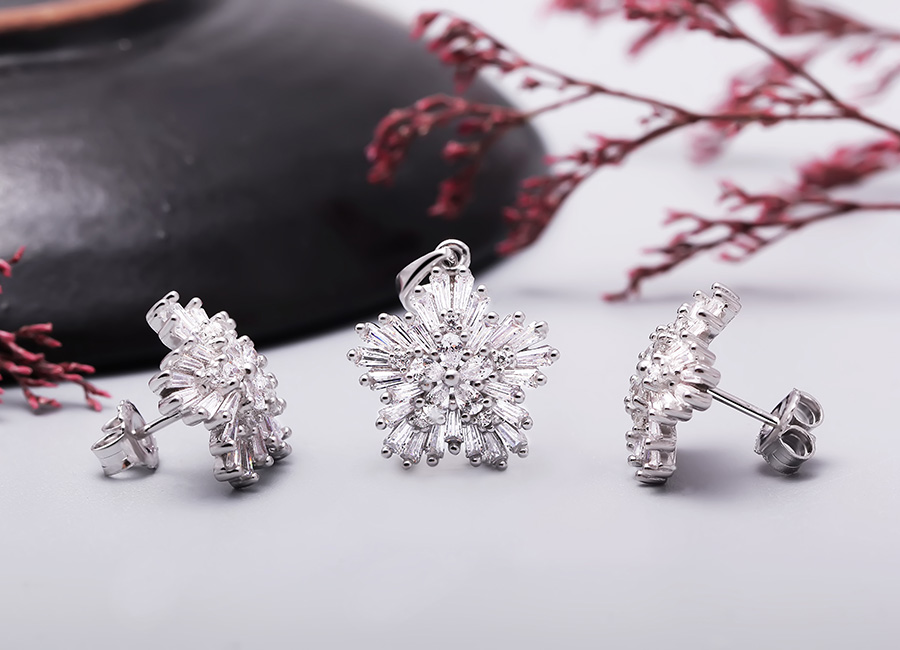 Bộ sản phẩm trang sức bạc Madison Flower là món quà Thượng đế dành tặng cho phái đẹp.