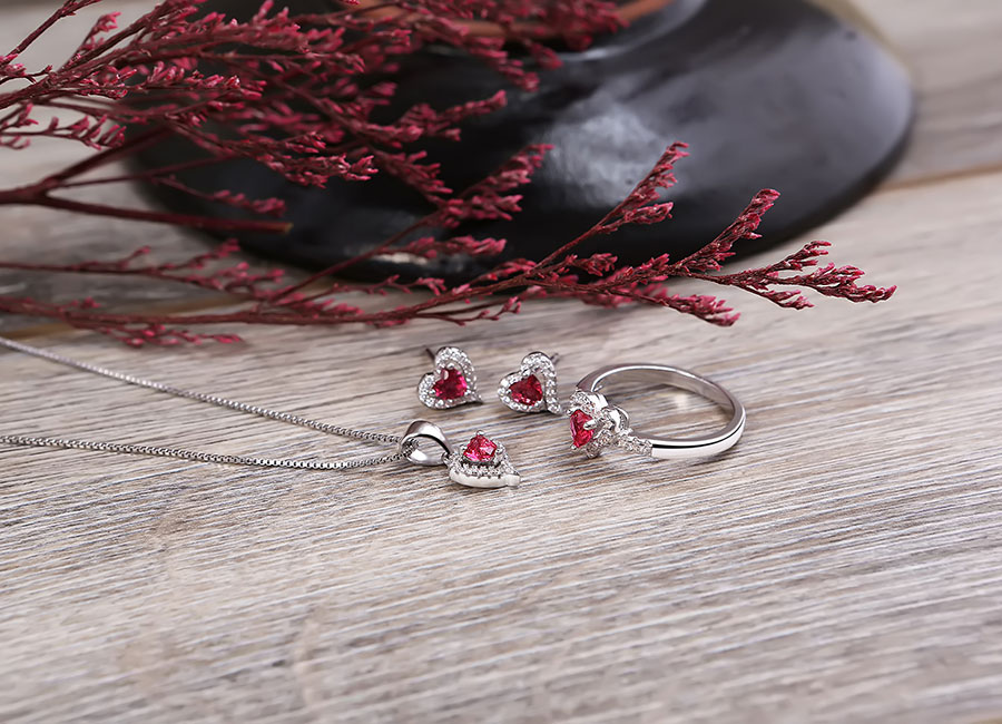 Mẫu trang sức thể hiện niềm tin v&agrave;o t&igrave;nh y&ecirc;u ch&acirc;n th&agrave;nh.