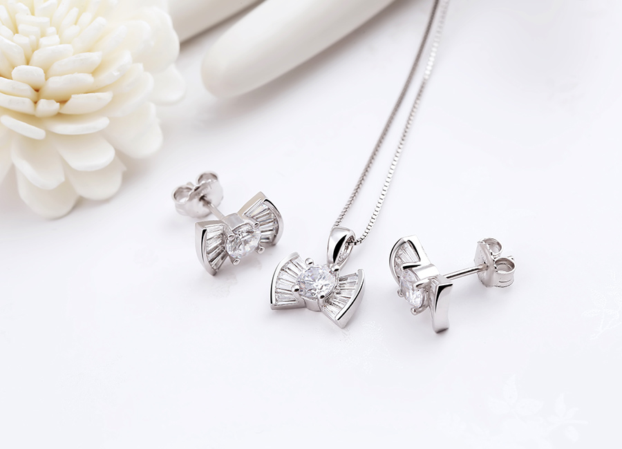 Bộ trang sức bạc Pretty Bow là sự lựa chọn hoàn hảo cho các bạn gái.