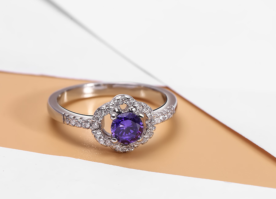 Chiếc nhẫn bạc xinh đẹp khiến vô số quý cô phải ngắm nhìn.