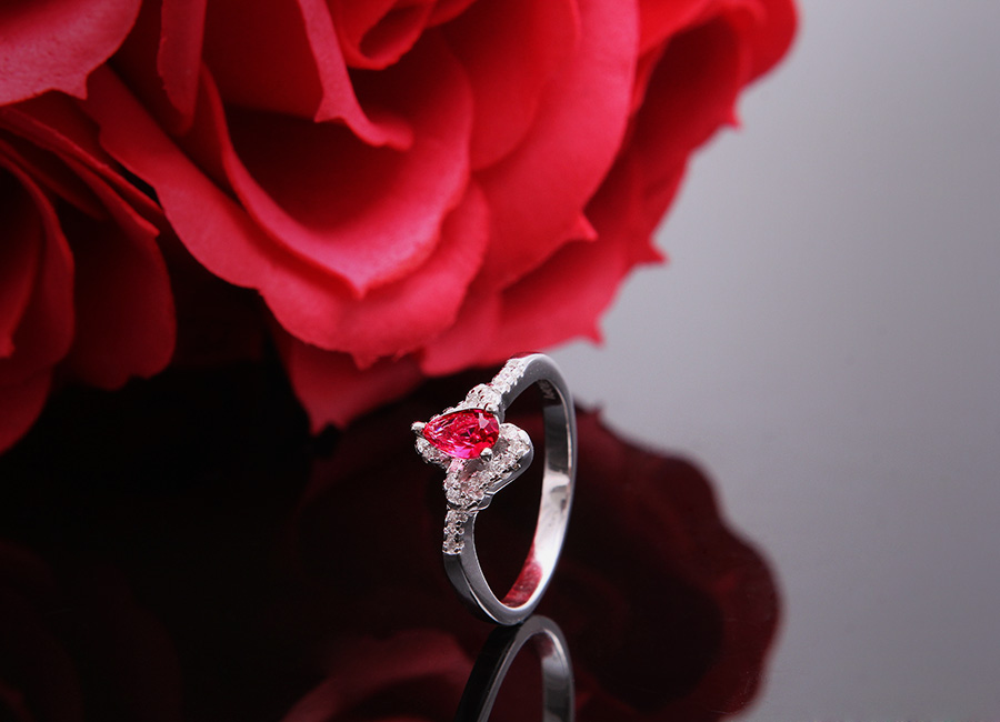 Chiếc nhẫn gắn viên đá màu hồng ngọc - Ruby đầy rực rỡ và hấp dẫn.