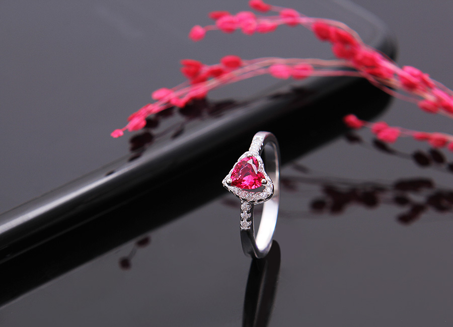 Chiếc nhẫn bạc xinh xắn tô điểm cho đôi tay bạn gái kiêu kỳ, quyến rũ.