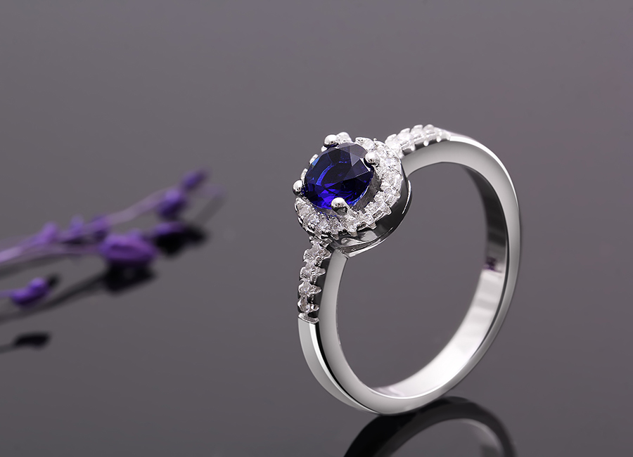 Chiếc nhẫn bạc được thiết kế cách điệu, chắc chắn sẽ ghi điểm tuyệt đối với bạn.