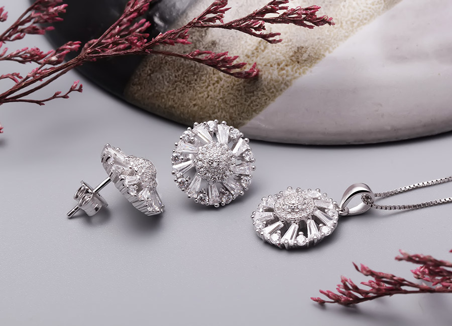  Bộ trang sức dễ d&agrave;ng phối c&ugrave;ng trang phục gi&uacute;p bạn g&aacute;i tự tin sải bước.