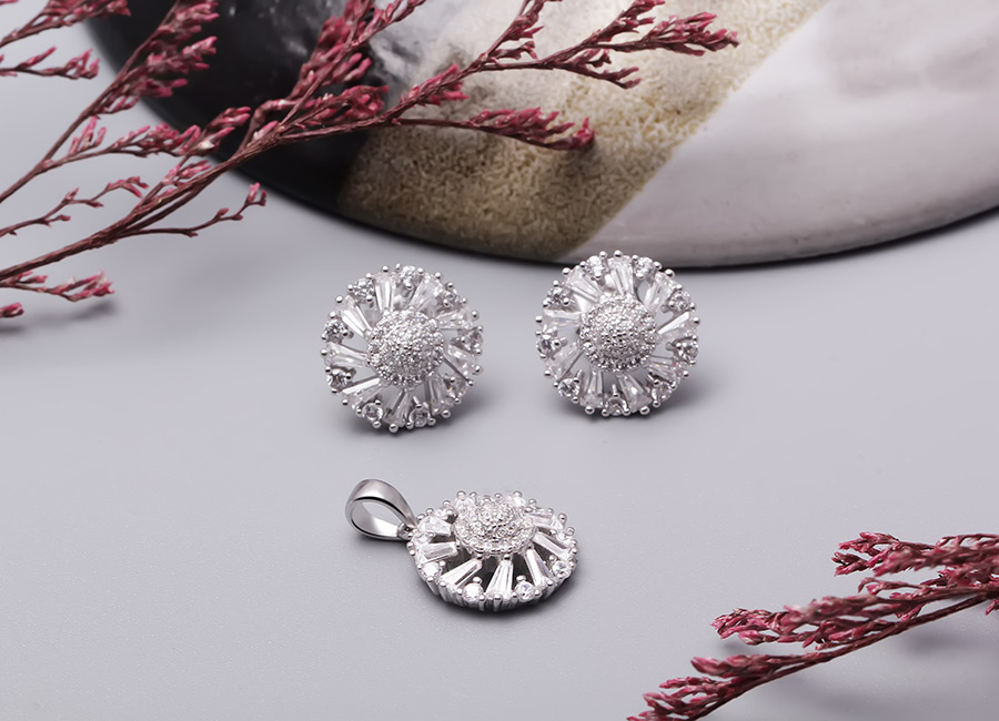 Vẻ đẹp của bộ trang sức to&aacute;t l&ecirc;n ở những chi tiết nạm đ&aacute; cầu kỳ, tinh xảo.