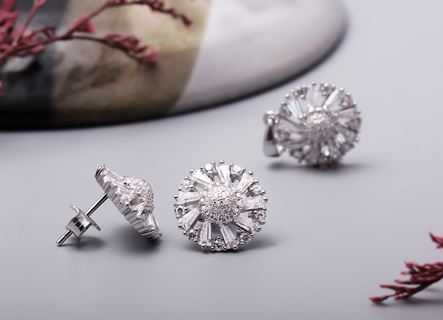 Sắc trắng s&aacute;ng lấp l&aacute;nh của bạc v&agrave; đ&aacute; CZ thu h&uacute;t mọi &aacute;nh nh&igrave;n.