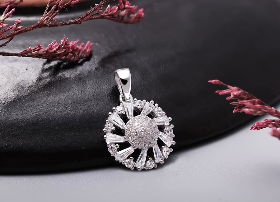 Mặt d&acirc;y chuyền bạc tạo h&igrave;nh b&aacute;nh xe v&ocirc; c&ugrave;ng l&atilde;ng mạn.