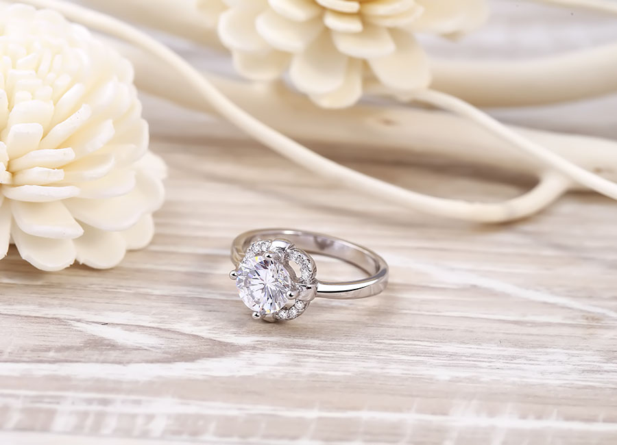 Chiếc nhẫn bạc mang màu trắng xinh xắn làm đôi tay bạn hấp dẫn hơn.