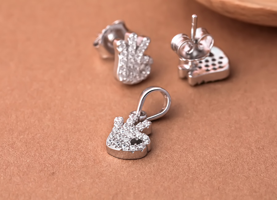 Tạo h&igrave;nh b&agrave;n tay với d&aacute;ng vẻ thoải m&aacute;i, tự tin tr&ecirc;n bộ trang sức.