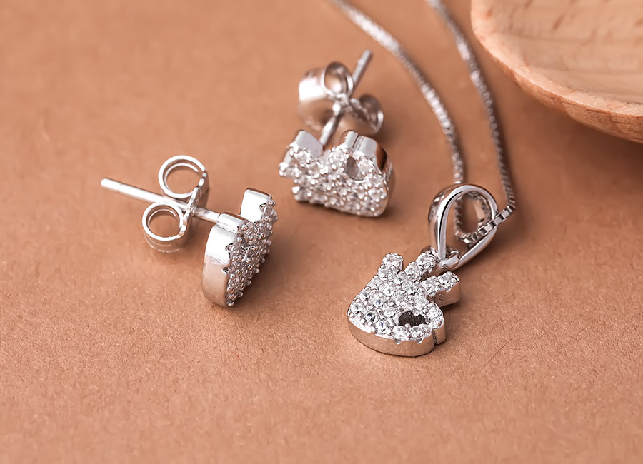 Đ&aacute; sử dụng trong mẫu sản phẩm l&agrave; Cubic Zirconia.