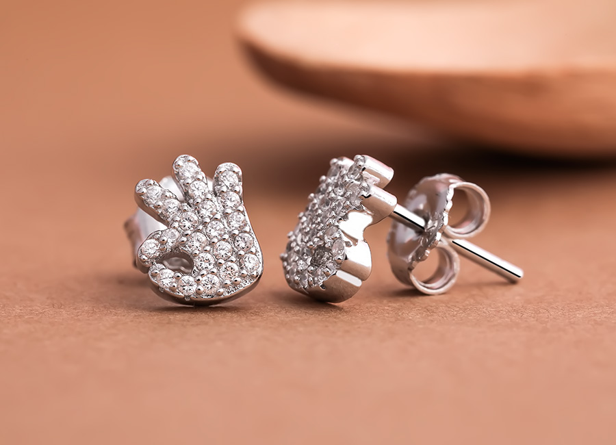 Mẫu b&ocirc;ng tai bạc nhỏ xinh l&agrave;m điểm nhấn cho bạn g&aacute;i.