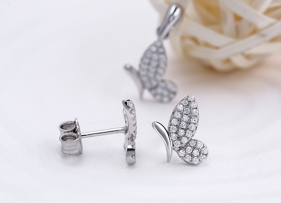 H&igrave;nh ảnh c&aacute;nh bướm nổi bật với bề mặt nạm đ&aacute; lấp l&aacute;nh.