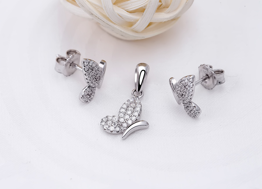 Tung c&aacute;nh tự do như ch&uacute; bướm trong mẫu trang sức.