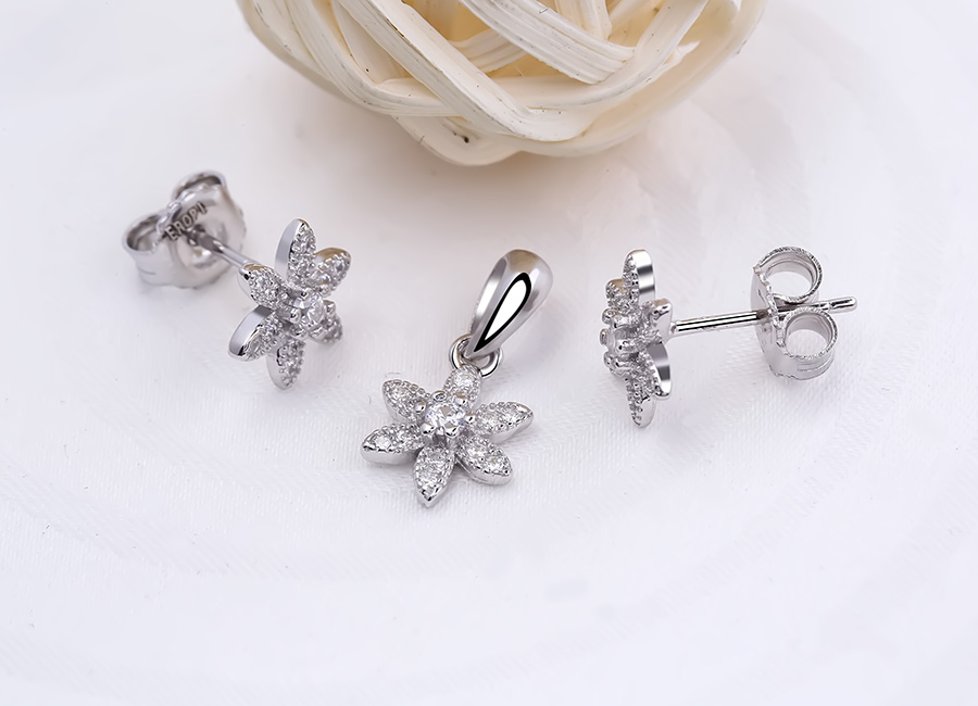 Trọn bộ nữ trang với h&igrave;nh ảnh c&aacute;nh hoa nạm đ&aacute; 