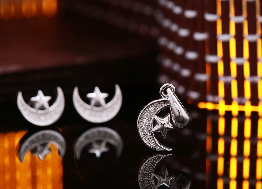 Sức hấp dẫn từ mặt d&acirc;y chuyền bạc với chủ đề ban đ&ecirc;m.