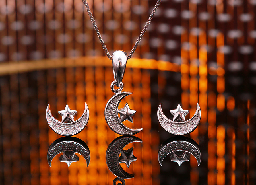 Những vi&ecirc;n đ&aacute; nạm k&iacute;n tạo h&igrave;nh phần mặt.