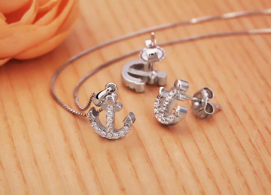 Bộ trang sức tạo h&igrave;nh chiếc mỏ neo ki&ecirc;n định.