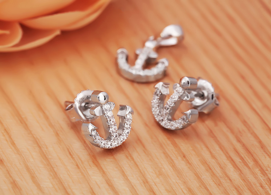 Lấp l&aacute;nh sắc đ&aacute; CZ tr&ecirc;n nền bạc &Yacute; 925.