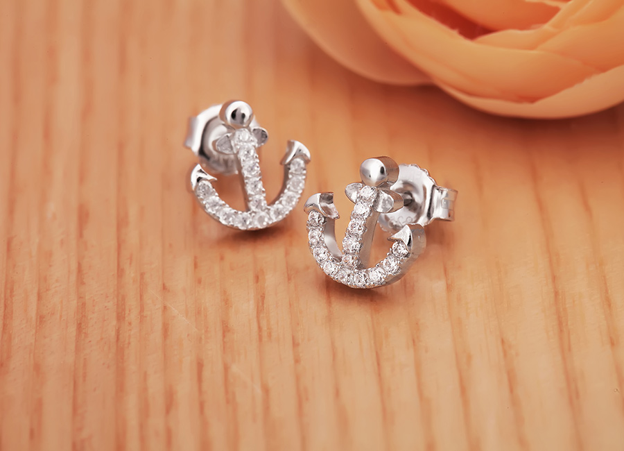 Đ&ocirc;i b&ocirc;ng tai bạc s&aacute;ng, kiểu khuy&ecirc;n nụ.