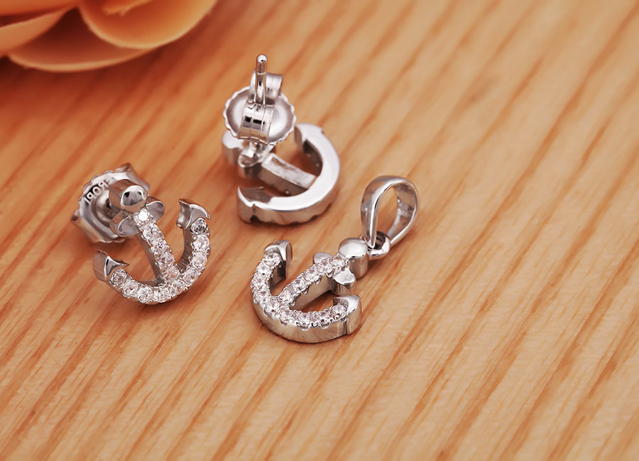 H&igrave;nh ảnh mỏ neo gắn liền với biển lớn, đại dương bao la.