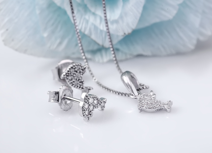 Bộ trang sức sinh động v&agrave; lấp l&aacute;nh hơn nhờ những vi&ecirc;n đ&aacute; CZ.