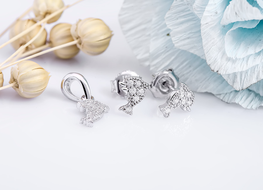 Mặt d&acirc;y chuyền bạc với h&igrave;nh ch&uacute; c&aacute; heo long lanh.